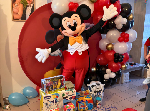 Mickey qui pose à un anniversaire 