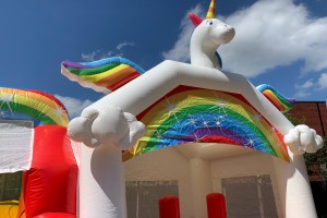 Château gonflable licorne arc en ciel