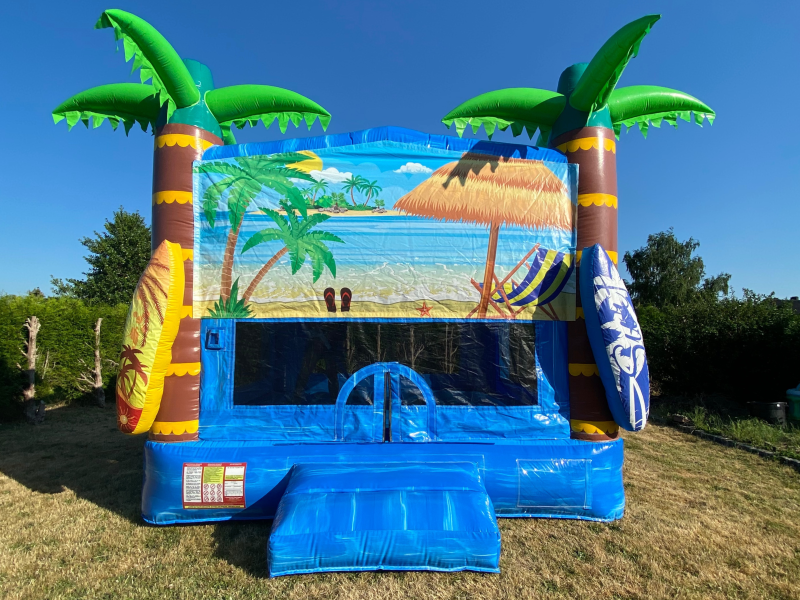 Château gonflable sur le thème de la plage avec des palmiers