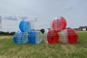 Des enfants s’amusent dans les bubble foot, en plein match de football complètement délirant.