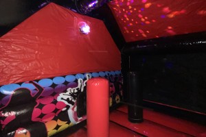 Château gonflable sur le thème disco rouge