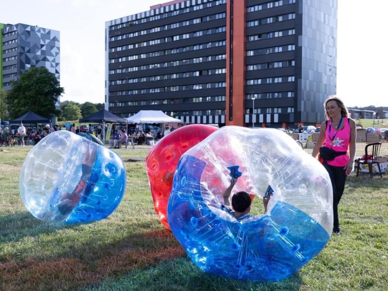 Des enfants s’amusent dans les bubble foot, en plein match de football complètement délirant.