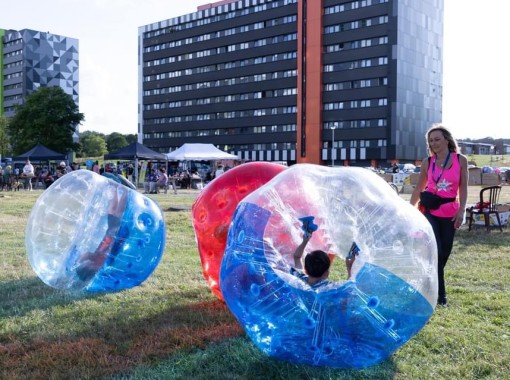 Des enfants s’amusent dans les bubble foot, en plein match de football complètement délirant.