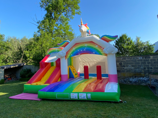 Château gonflable licorne arc en ciel