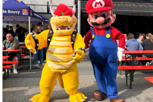 Mascotte de Mario qui prend la pose