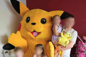 Mascotte de pikachu qui prend la pose