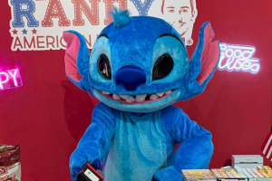 Mascotte de Stitch qui prend la pose