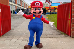 Mascotte de Mario qui prend la pose