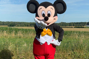 Mascotte de Mickey qui prend la pose