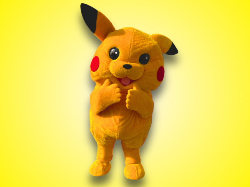 Mascotte de pikachu qui prend la pose