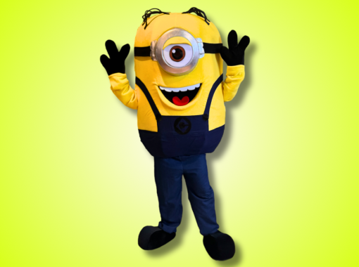 Mascotte de Minion qui prend la pose