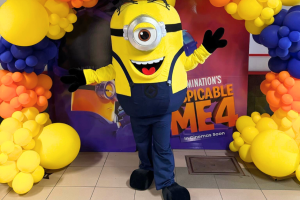 Mascotte de Minion qui prend la pose