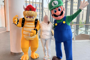 Mascotte de Luigi qui prend la pose