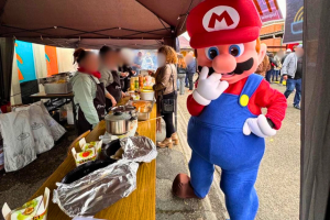 Mascotte de Mario qui prend la pose