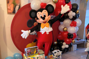 Mascotte de Mickey qui prend la pose