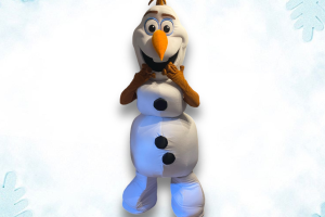 Mascotte de Olaf qui prend la pose