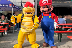 Mascotte de Bowser qui prend la pose