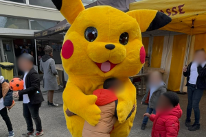 Mascotte de pikachu qui prend la pose