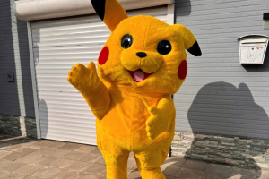 Mascotte de pikachu qui prend la pose