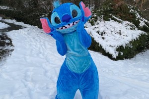 Mascotte de Stitch qui prend la pose