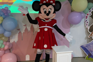 Mascotte de Minnie qui prend la pose